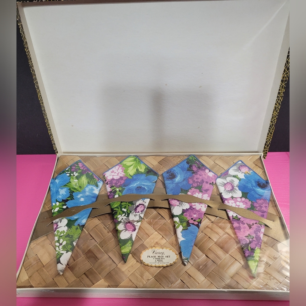 Vintage Kemp & Beatley 8 Piece Napkin And Placemat Set. Original Box.